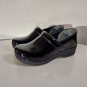 Dansko XP 2.0 Black Patent Leather Wide Closed Back  Clogs Women's Size 38 W